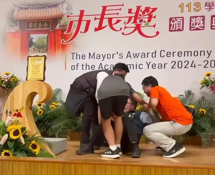 ▲儘管昨天黃偉哲讓同學背著拍照時不慎摔倒在地，今天仍誠意滿滿盡力配合第4場次「市長陪你拍」，也自嘲「明年會減肥一點，所以明年應該背得動！」(圖／翻攝黃偉哲Threads)