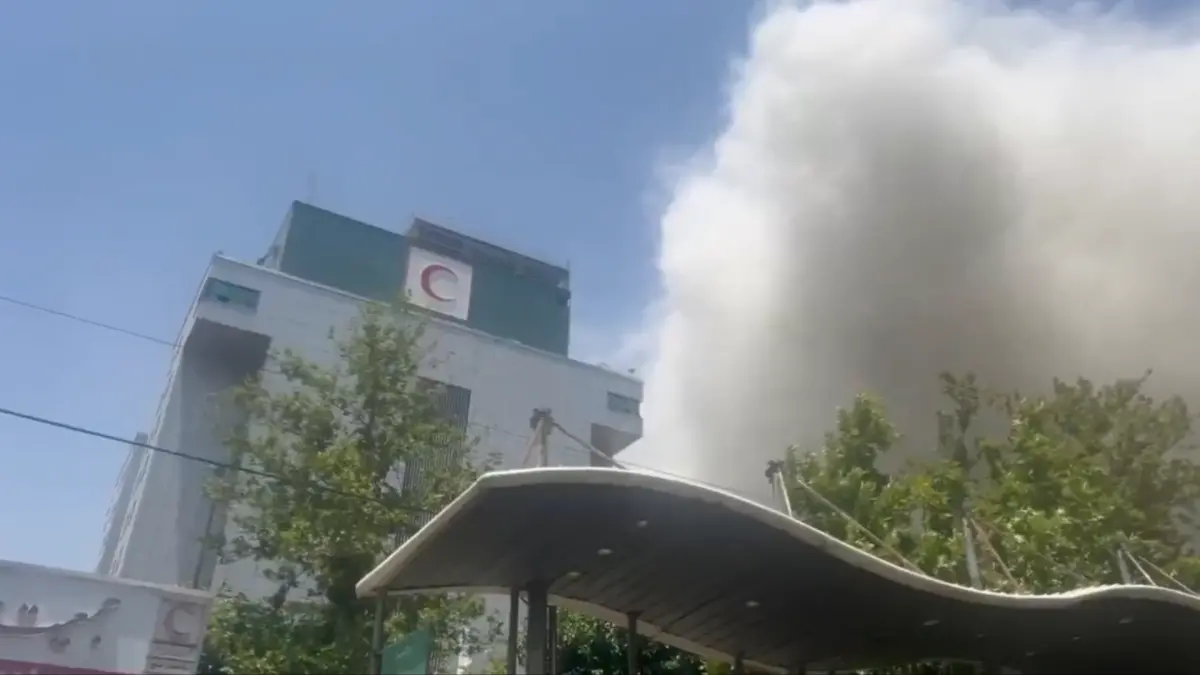 ▲以色列23日對伊朗首都德黑蘭發動新一波攻擊，人道組織紅新月會大樓疑遭波及，爆出濃煙。（圖／翻攝自Ｘ／@upuknews1）