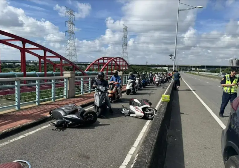 ▲彰化縣彰化市大度橋北上機車道，今（23）日上午發生一起死亡車禍，機車騎士自撞噴飛送醫不治。（圖／翻攝畫面）