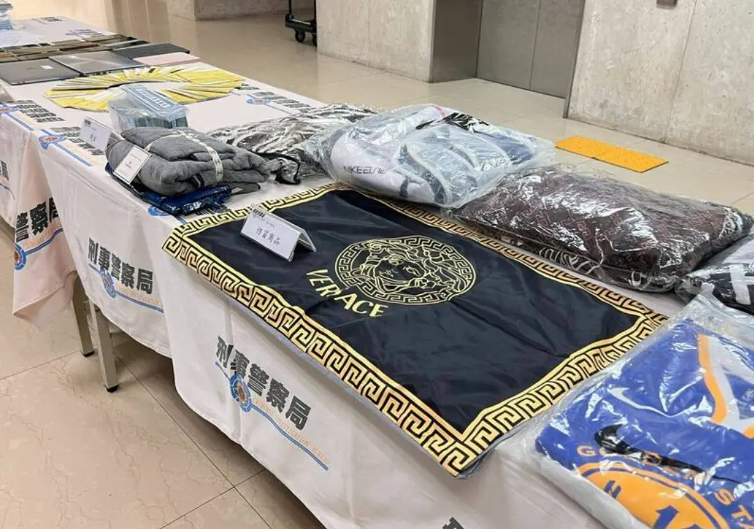 ▲檢警發現有買帳集團透過租用民眾的蝦皮帳號，販售偽造的香奈兒、LV、NIKE、三麗鷗等周邊商品，刑事局逮捕集團主嫌等10人送辦。（圖／警方提供）