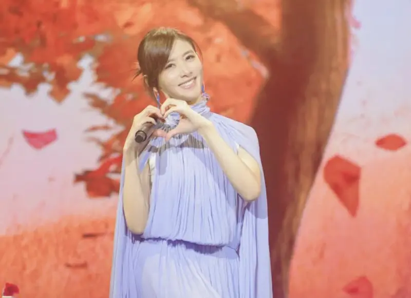 ▲54歲蘇慧倫在《就說給我聽》演唱會上大展凍齡魅力，服裝上還有露出美背的設計，她也終於知道為何歌迷叫要她「老大」，原來是覺得他以前很兇，讓她露出尷尬微笑。（圖／相信音樂提供）