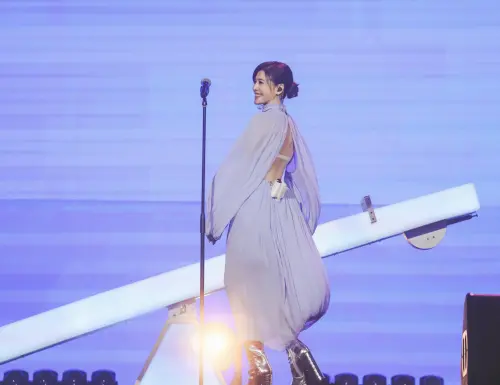 ▲54歲蘇慧倫在《就說給我聽》演唱會的服裝展現美背，直呼有點緊張。（圖／相信音樂提供）