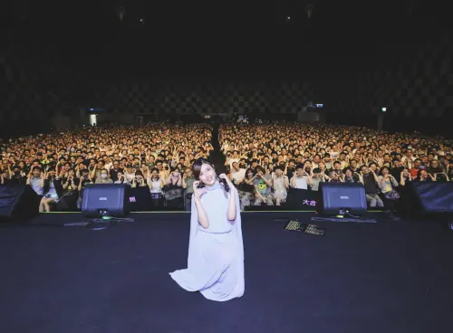 ▲蘇慧倫和演唱會上的歌迷們開心大合照。（圖／相信音樂提供）