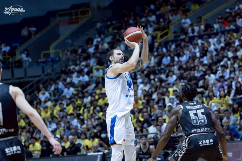 ▲高雄全家海神職業籃球隊總冠軍賽系列戰第四戰23日持續於高雄巨蛋登場，10142名神隊友進場應援。海神全隊7人得分上雙，展現團隊籃球精神，三分球命中率近4成4，全場最多取得24分領先，117：99擊敗國王，總冠軍賽扳成2：2平手。（圖／TPBL提供）