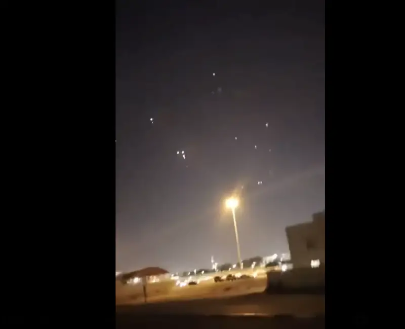 ▲卡達首都杜哈上空可見防空系統發射曳光彈攔截飛彈，各地傳出多起爆炸聲響。（圖／翻攝自臉書）