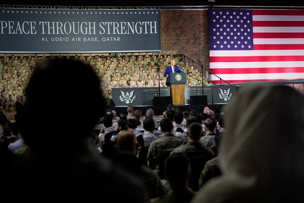 ▲美國總統川普2025年5月在波斯灣之行時，曾赴卡達訪視烏代德空軍基地。（圖／美聯社／達志影像）
