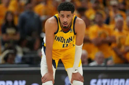 溜馬一哥Tyrese Haliburton昨戰G7首節無碰撞倒地,稍早前往紐約進行深層診斷,根據《ESPN》記者Shams Charania報導,確認是右腳「阿基里斯腱撕裂」,手術恢復期預估長達16個月,下季提前宣告報銷。(圖/美聯社/達志影像) ▲溜馬一哥Tyrese Haliburton昨戰G7首節無碰撞倒地,稍早前往紐約進行深層診斷,根據《ESPN》記者Shams Charania報導,確認是右腳「阿基里斯腱撕裂」,手術恢復期預估長達16個月,下季提前宣告報銷。(圖/美聯社/達志影像)