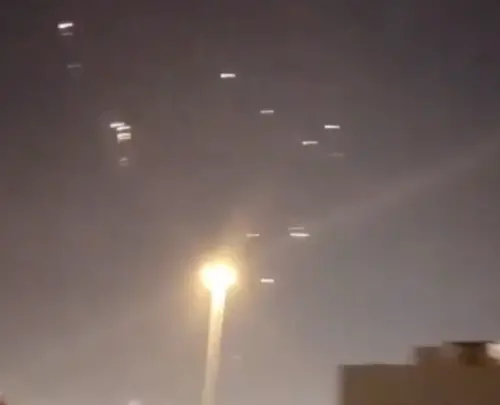 ▲卡達首都杜哈上空可見防空系統發射曳光彈攔截飛彈，各地傳出多起爆炸聲響。（圖／翻攝自X）