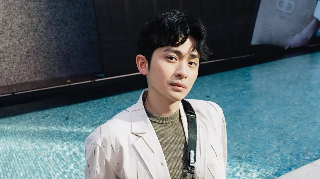 ▲博恩（如圖）昨（23）日無預警透過「薩泰爾娛樂」宣布與昔日搭檔賀瓏分道揚鑣，還退追賀瓏IG，就連旗下藝人怡岑也跟上，讓不少粉絲及網友紛紛直呼：「案情恐怕不單純！」（圖／翻攝自博恩IG）