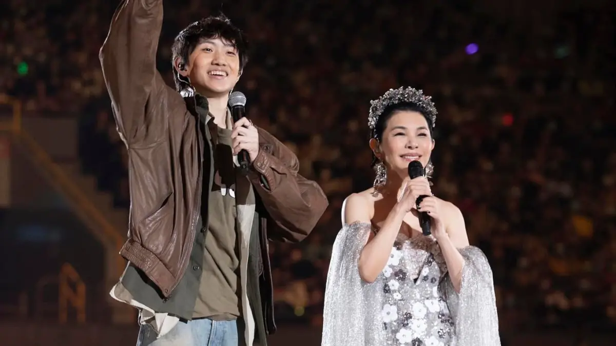 ▲「東方不敗」張清芳（右）近日宣布將重返金曲舞台擔任頒獎人，直呼自己感到十分榮耀，而她日前與帥兒Nathan（左）同框上節目，兒子一句話親揭她最迷人的地方，母子暖心互動也感動大批粉絲及網友。（圖／翻攝自張清芳臉書）