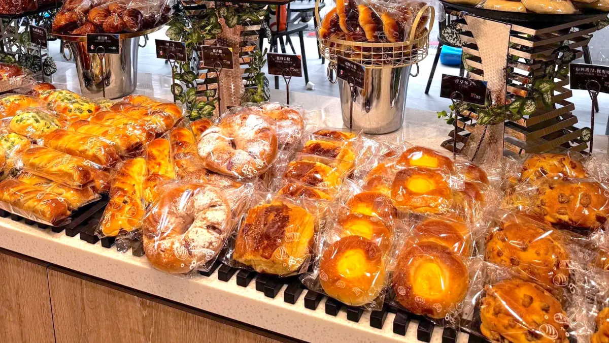 ▲台灣爆紅甜點日賣10000顆！小紅書、Threads上狂讚「奶油烤年糕」，像栗子雞蛋糕又稱台式可麗露，85度C被脆友推爆；美食YTR古娃娃開箱聖瑪莉「脆皮烤年糕」，讚是下一個千層蛋塔風潮。（圖／翻攝自85度C FB）