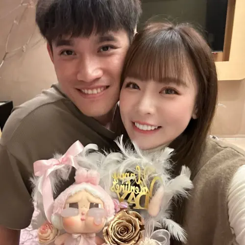 ▲林承飛（左）與心韻（右）深夜曬婚戒，證實結婚喜訊。（圖／翻攝自林承飛IG）