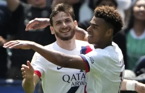 上半場由Khvicha Kvaratskhelia打破僵局,然而這顆進球卻極為罕見。(圖/美聯社/達志影像) ▲大巴黎上半場由Khvicha Kvaratskhelia打破僵局,然而這顆進球卻極為罕見。(圖/美聯社/達志影像)