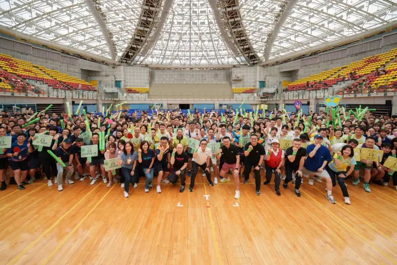 ▲國泰世華銀行2025桌羽球賽吸引員工組成24支羽球隊、30支桌球隊，將近800名員工熱情參與，也希望透過行內賽事鼓勵員工跨單位組隊報名，增進員工的交流與合作，提升整體團隊向心力。（圖／國泰世華銀行提供）