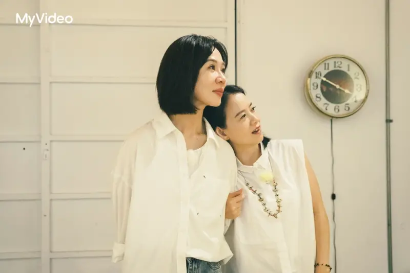 ▲謝盈萱（左）登上了曾寶儀（右）主持的《我們回家吧3》，兩人一起回到謝盈萱的家鄉彰化，而謝盈萱也在節目中揭開家庭傷疤，在鏡頭前說邊落淚。（圖／圖／台灣大哥大MyVideo、三立提供）