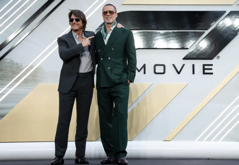 ▲湯姆克魯斯（左）特別到布萊德彼特（右）新片《F1電影》倫敦首映會上致意，是兩人24年來難得一回公開合體，現場觀眾大驚喜，也成為被熱烈討論的話題。（圖／華納兄弟提供）