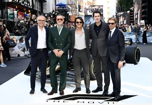 ▲布萊德彼特（左二）和新片《F1電影》的監製與編導合影，曾和他們合作的湯姆克魯斯（左三）也來參加大合照。（圖／華納兄弟提供）