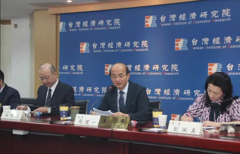 ▲張建一表示，確實在出口帶動下，目前主計總處預估經濟成長率至少都有4%以上，再加上即將普發現金1萬元，對於經濟成長貢獻至少有0.4至0.45個百分點，認為4.5%沒有問題，更機會挑戰5%，但也坦言，國內產業呈現兩極化，科技業表現亮眼，但是傳產相對更加疲弱。（圖／記者鍾泓良攝影）