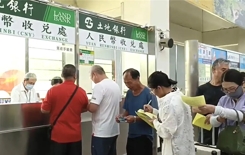 ▲新台幣升值利多，今（24）日一早不少小三通旅客擠爆土銀金門水頭碼頭櫃台排隊搶買人民幣，每人限買5000元額度，不到10分鐘就被搶光。（圖／民眾提供）