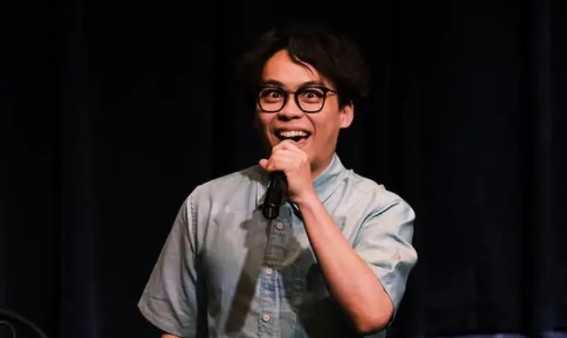 ▲喜劇演員賀瓏遭薩泰爾單方面解約後，感情風波未歇，今（24）日他再被公開對話紀錄，爆出與《博恩夜夜秀》的搭檔Albee關係曖昧，並要求舊愛天殘墮胎，而命理師早曾預言他將陷桃花劫，恐與女同事出問題，引發熱議。（圖／翻攝自IG hellohorlung）