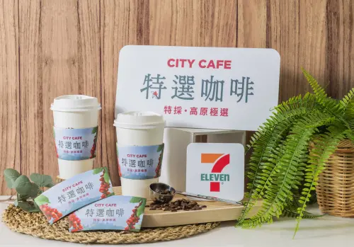 ▲7-11特選咖啡系列強調楓糖甜感差異化體驗，大杯特選美式咖啡售價65元、大杯特選拿鐵售價80元。（圖／7-11提供）