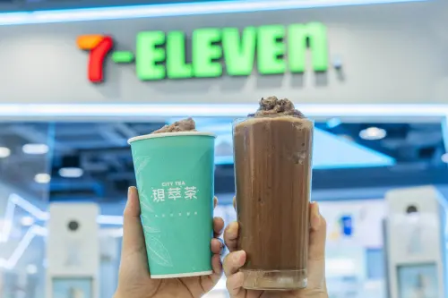 ▲濃郁巧克力風味搭配餅乾碎粒「HERSHEY’S巧克冰沙」，夏日清涼解渴必喝。（圖／7-11提供）