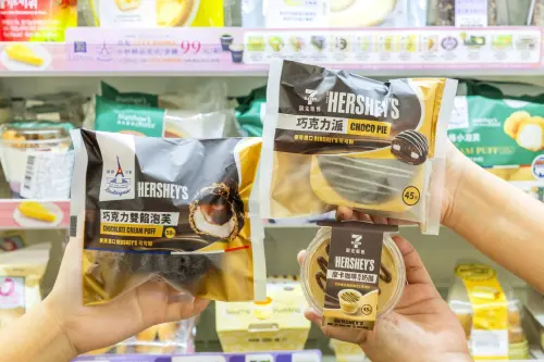 ▲7-11新品「好時摩卡咖啡風味奶酪」、「好時巧克力派」以及「昂舒巴黎好時巧克力雙餡泡芙」等甜點。（圖／7-11提供）