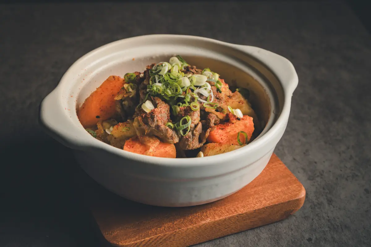 ▲天氣熱不想外出覓食，在家自煮一鍋「馬鈴薯燉肉」簡單又好吃，「最狂員餐」普橘島分享「馬鈴薯燉肉」食譜做法。（圖／普橘島提供）