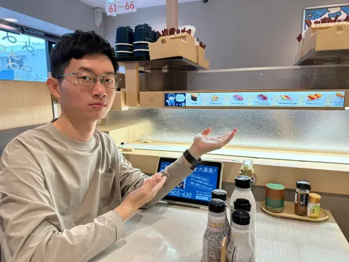 網紅視網膜2023年前往日本壽司郎用餐時,就發現迴轉台已經沒有壽司,反而多出了超大型跑馬燈螢幕。(圖/視網膜臉書) ▲網紅視網膜2023年前往日本壽司郎用餐時,就發現迴轉台已經沒有壽司,反而多出了超大型跑馬燈螢幕。(圖/視網膜臉書)