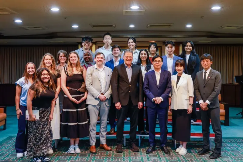 ▲戴雅門博士、祁凱立博士及「史丹佛大學海外學習計畫」學生代表團與高雄市府團隊合影。（圖／高市府提供）