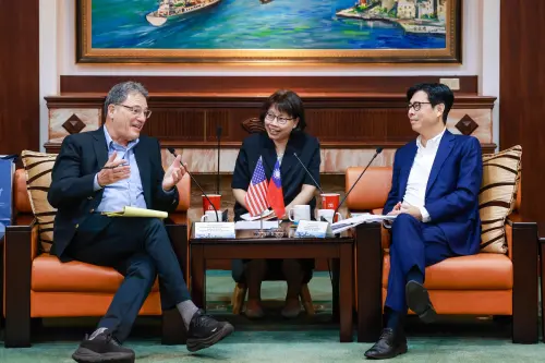 ▲史丹佛大學胡佛研究所戴雅門(Larry Diamond)博士與高雄市長陳其邁深談台灣民主進程。(圖/高市府提供) ▲史丹佛大學胡佛研究所戴雅門(Larry Diamond)博士與高雄市長陳其邁深談台灣民主進程。(圖/高市府提供)