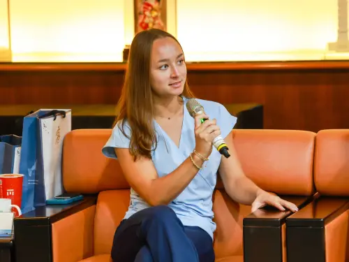 ▲「史丹佛大學海外學習計畫」師生訪團拜訪高雄市府團隊,踴躍提問交流,雙方就民主韌性、產業策略、城市治理等多方交換意見。(圖/高市府提供) ▲「史丹佛大學海外學習計畫」師生訪團拜訪高雄市府團隊,踴躍提問交流,雙方就民主韌性、產業策略、城市治理等多方交換意見。(圖/高市府提供)