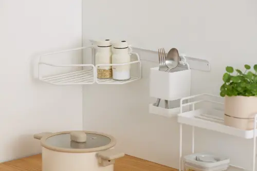 ▲HOLA的INK鐵線壁掛系列可以針對需求任意組裝搭配配件，垂直收納輕巧不佔桌面。（圖／HOLA提供）