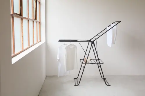 ▲INK鐵製烤漆蝶型曬衣架為雙層設計，大量擴增晾曬空間，同時具備直、橫兩種方向的曬衣桿，無論是厚重棉或是日常衣物、毛巾，都可一次滿足。（圖／HOLA提供）