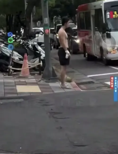 ▲孫安佐被目擊沒有穿衣服站在路邊，經紀人解釋是睡得不太好，有點失眠。（圖／翻攝自黑色豪門企業）