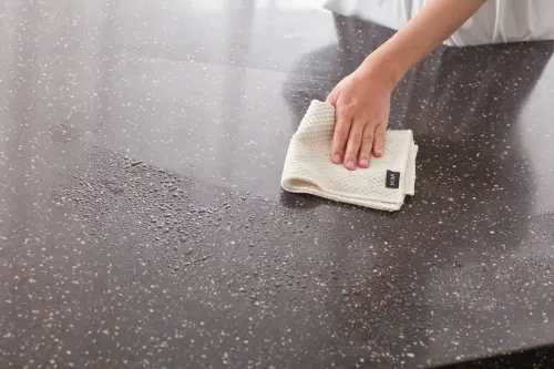 ▲HOLA必買5款爆紅小物一次看！第一名「每2分鐘賣出1支」：用過回不去REAL RPET抹布使用雙面緹花設計，圓點面吸水、長條面刮除油汙，乾濕兩用。（圖／HOLA提供）