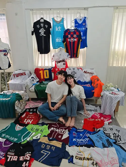 ▲金韓拿（右）在IG上宣布與小3歲的應援團長金正錫（左）步入婚姻殿堂。（圖／翻攝自金韓拿IG）