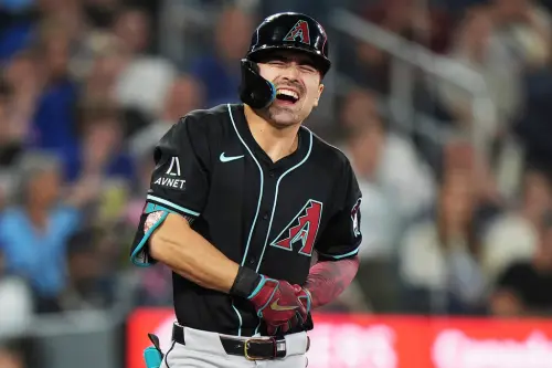 MLB美國職業棒球大聯盟（Major League Baseball）亞利桑那響尾蛇今（10）日在主場迎戰科羅拉多洛磯，靠著台美混血球星「卡仔」卡洛爾（Corbin Carroll）連續3場開轟，並在9局下靠珀多莫（Geraldo Perdomo）與小古力歐（Lourdes Gurriel Jr.）的二壘安打串聯，以6：5逆轉氣走對手。（圖／美聯社／達志影像）