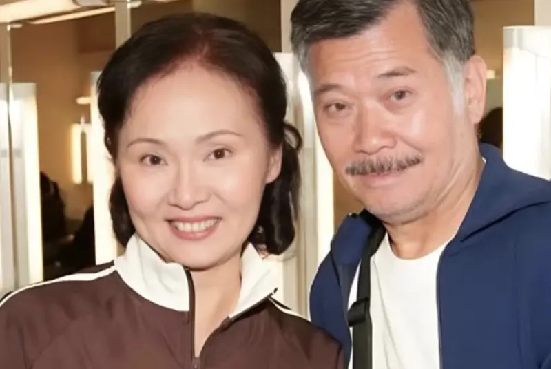 ▲香港武術指導大師唐佳（右）驚傳在九龍墜樓，身首異處身亡，享壽88歲。各方懷疑他是因妻子雪妮（左）罹患癌症導致情緒低落，警方在現場未發現遺書。（圖／摘自小紅書）