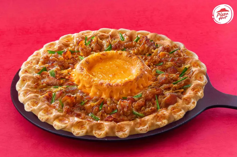 ▲必勝客新品「火山熔岩披薩」，遭對手達美樂指是抄襲，為捍衛「火山披薩」正宗品牌創意，不排除採法律行動。對此，《NOWnews今日新聞》求證台灣必勝客，官方208字回應了。（圖／必勝客提供）