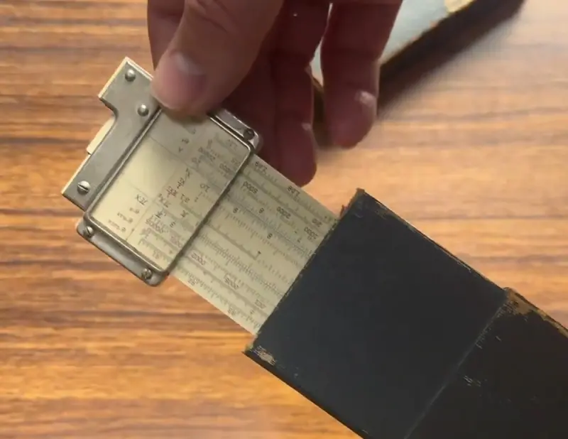 ▲日本紡織機器工廠找到「神奇板子」寫著密密麻麻的數字，讓工廠人員好奇用途而上網發問，隨即引來內行人揭開其用途與身分，表示在現代相當稀有。（圖／X@@osakasenshoku）