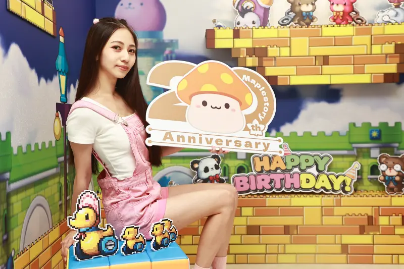 ▲《新楓之谷》20週年，在台北東區的「凱岩咖啡」就以「玩具城」為主題，打造沈浸式佈景與玩家互動。（圖／記者葉政勳攝）