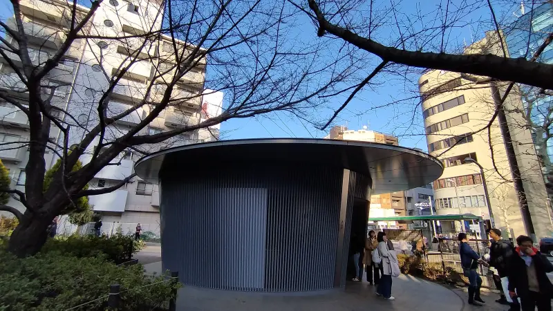▲日本東京都澀谷區在東京奧運前，由企業贊助執行「The Tokyo Toilet」東京公廁計畫，由日本建築名家更新設計街頭的公廁，讓公廁蛻變為觀光景點；圖為建築大師安藤忠雄的作品。（圖／大安森林公園之友基金會提供）