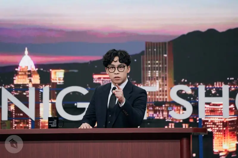 ▲賀瓏（如圖）在今（24）日被天殘好友林妍霏爆出多個渣男行徑，還疑似無縫接軌Albee，讓賀瓏一夕間形像暴跌，而不少網友聯想到今年1月Joeman登上《賀瓏夜夜秀》時，曾送給他一個神秘錦囊，聲稱可以在他到無法挽回地步時幫助他，當時Joeman還喊話「我會穿越時空救你」，而事到如今，網友也狂敲碗叫賀瓏快打開。（圖／賀瓏IG）