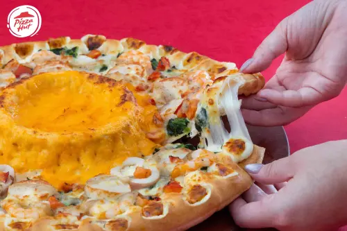 ▲必勝客新品「火山熔岩披薩」搭配火山熔岩餅皮。（圖／必勝客提供）