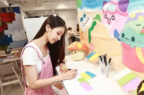 ▲《新楓之谷》主題餐廳設有「生日慶生牆」，粉絲能寫下任何祝福或想說的話。（圖／記者葉政勳攝）