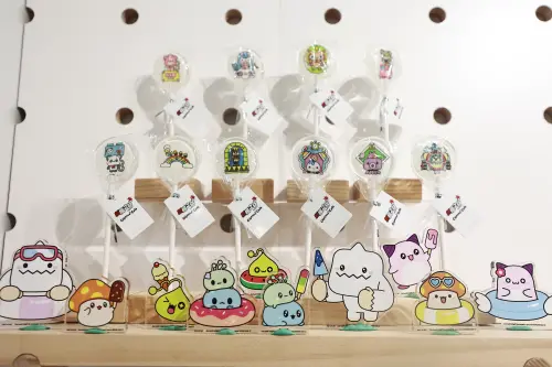 ▲《新楓之谷》主題餐廳消費拉花飲品即可獲得「玩具城主題棒棒糖」。（圖／記者葉政勳攝）