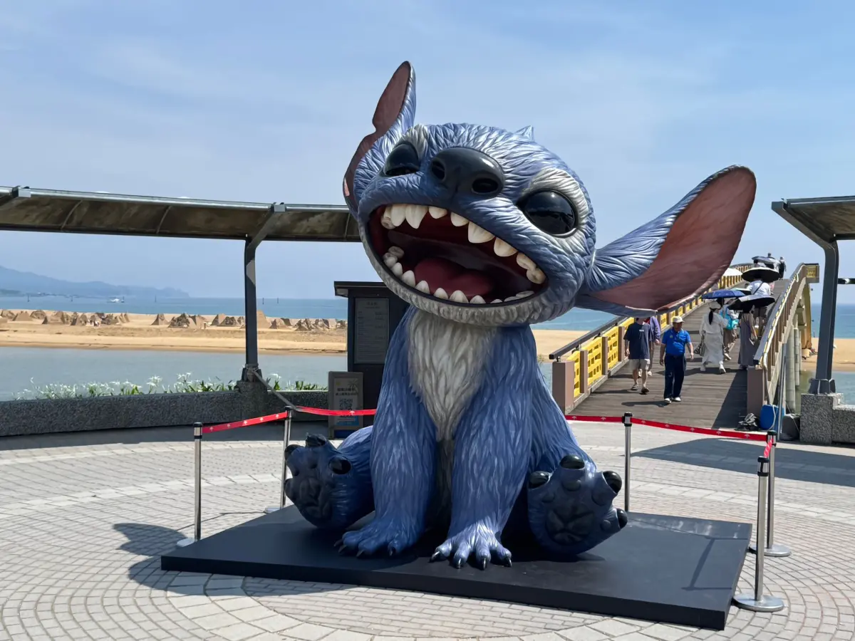 ▲巨型雕像作品《星際寶貝：史迪奇》之前在信義區展出受到大小朋友歡迎，現在這座史迪奇被送到福隆海水浴場，參與「福隆國際沙雕藝術季」中的「迪士尼仲夏歡樂祭」主題。（圖／「福容大飯店福隆」提供）