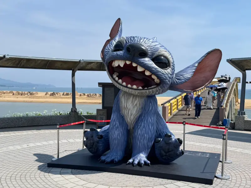 ▲巨型雕像作品《星際寶貝：史迪奇》之前在信義區展出受到大小朋友歡迎，現在這座史迪奇被送到福隆海水浴場，參與「福隆國際沙雕藝術季」中的「迪士尼仲夏歡樂祭」主題。（圖／「福容大飯店福隆」提供）