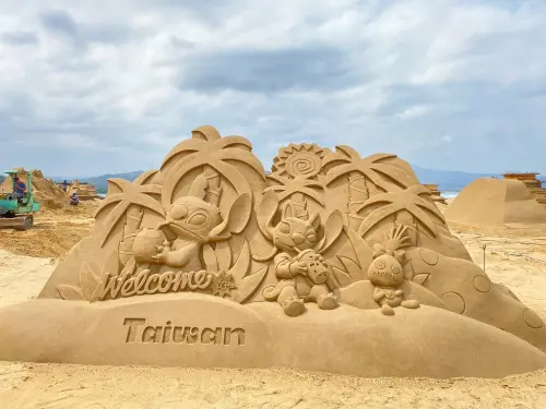 ▲「福隆國際沙雕藝術季」的沙雕作品包含《史迪奇的夏日午後》。（圖／福容大飯店福隆提供）